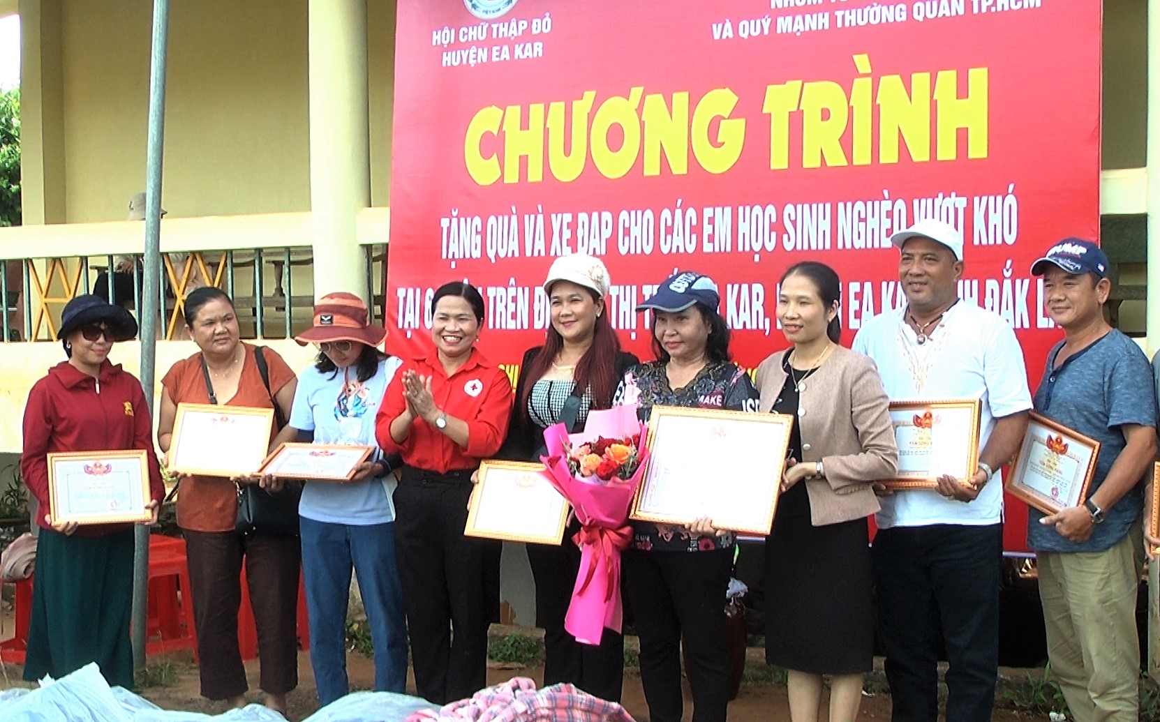 Chương trình trao tặng quà và xe đạp cho các em học sinh nghèo vượt khó tại 6 buôn đồng bào dân tộc thiểu số tại chỗ trên địa bàn thị trấn Ea Kar